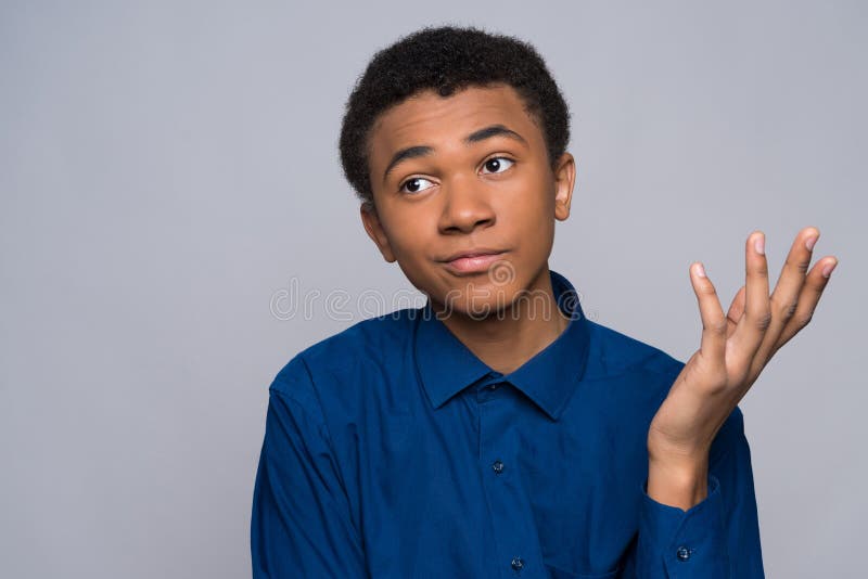 L'adolescente afroamericano riflette su qualcosa fotografie stock L'adolescente afroamericano riflette su qualcosa fotografie stock
