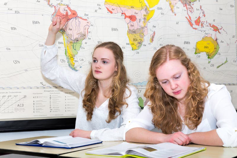 L'adolescente caucasico con impara il dito nella lezione di geografia immagini stock libere da diritti L'adolescente caucasico con impara il dito nella lezione di geografia immagini stock libere da diritti