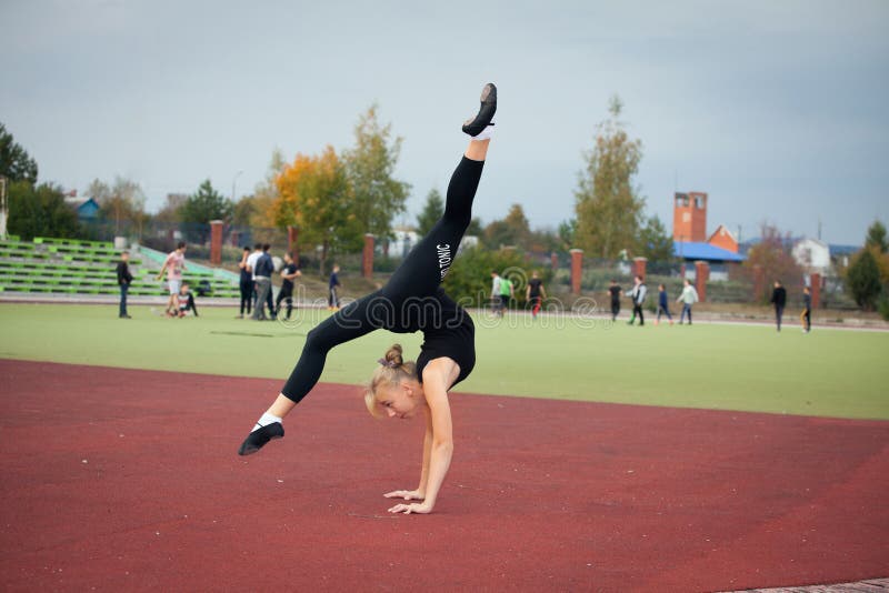 L'adolescente di sport nello stadio si esercita relativi alla ginnastica fotografia stock L'adolescente di sport nello stadio si esercita relativi alla ginnastica fotografia stock
