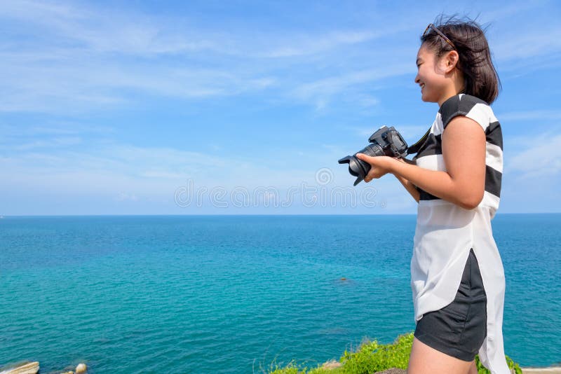 L'adolescente sta tenendo la macchina fotografica sul livello fotografie stock libere da diritti L'adolescente sta tenendo la macchina fotografica sul livello fotografie stock libere da diritti
