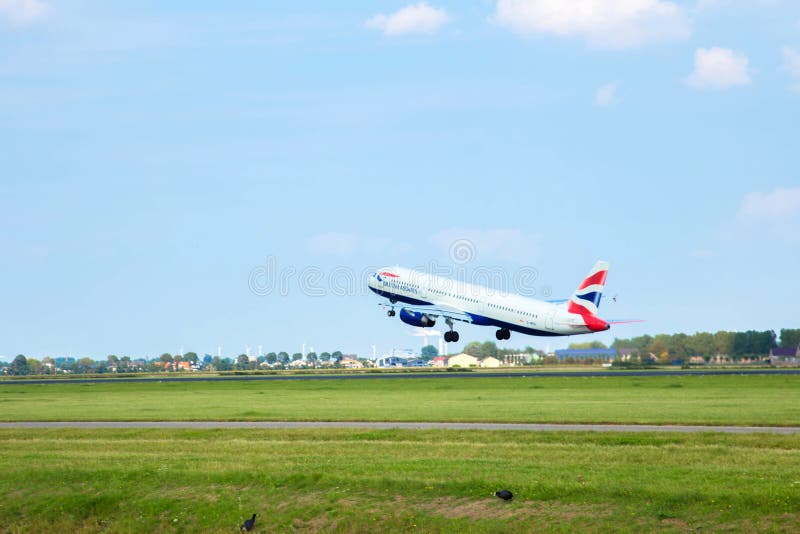 L'aereo della società di British Airways decolla fotografie stock libere da diritti L'aereo della società di British Airways decolla fotografie stock libere da diritti