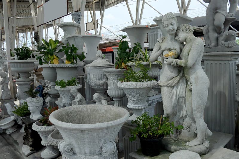 L'affare circa il deposito europeo classico di stile della scultura e dello stucco compera per la casa ed il giardino decorativi fotografia stock L'affare circa il deposito europeo classico di stile della scultura e dello stucco compera per la casa ed il giardino decorativi fotografia stock