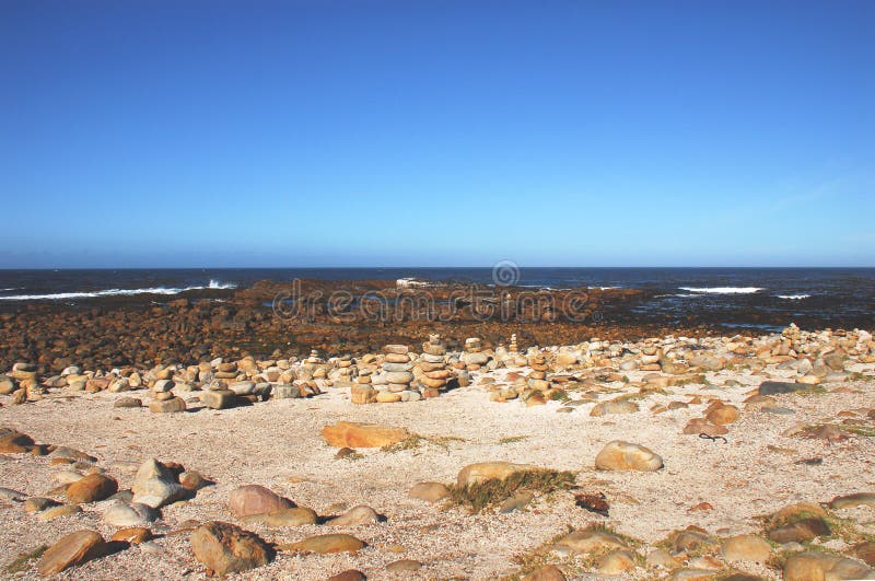 L'Africa il Capo di Buona Speranza, pietre accatastate dai turisti fotografie stock libere da diritti L'Africa il Capo di Buona Speranza, pietre accatastate dai turisti fotografie stock libere da diritti