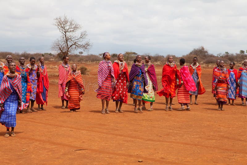 L'AFRIQUE, KENYA, MASAI MARA - 2 JUILLET : Femelles de masai dansant le tradit image libre de droits L'AFRIQUE, KENYA, MASAI MARA - 2 JUILLET : Femelles de masai dansant le tradit image libre de droits