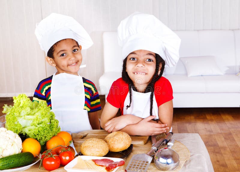 L'afroamericano sveglio piccolo cucina immagini stock libere da diritti L'afroamericano sveglio piccolo cucina immagini stock libere da diritti