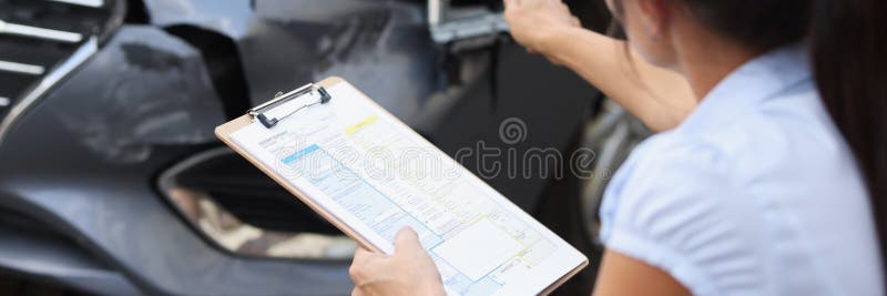 L'agent d'assurance enregistre les dommages à la voiture après l'accident. indemnité d'assurance en cas d'accident de la route