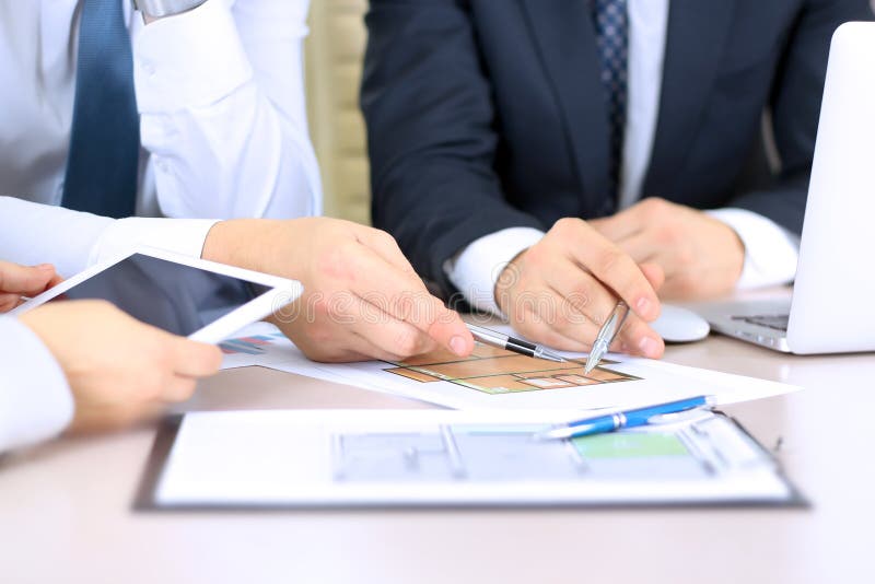 L'agent immobilier discutant une maison prévoit avec un homme d'affaires photos stock L'agent immobilier discutant une maison prévoit avec un homme d'affaires photos stock