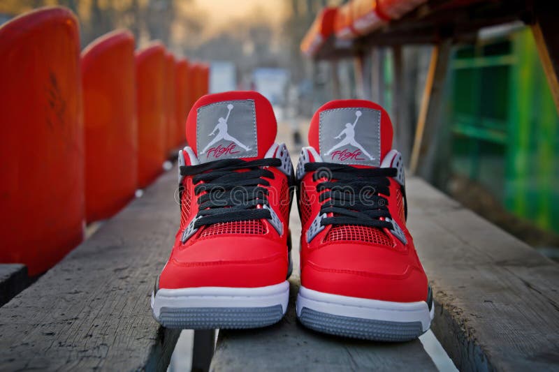 L'air Jordanie 4 Chaussures Nike Rétro De Basket a Tiré Dehors. Russie  Krasnoïarsk Le 7 Février 2015 Photo stock éditorial - Image du activité,  chaussure: 173785213