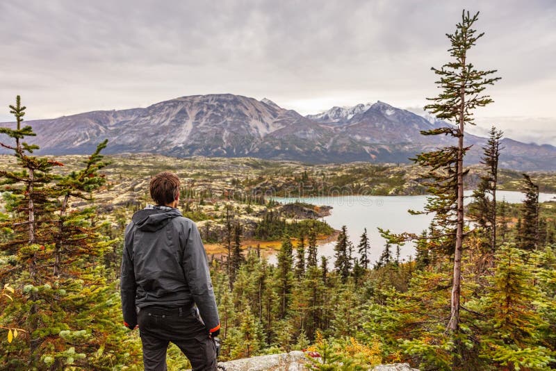 L'Alaska augmentant le mode de vie extérieur de voyage d'homme, jeune randonneur de voyageur aux montagnes aménagent en parc images libres de droits L'Alaska augmentant le mode de vie extérieur de voyage d'homme, jeune randonneur de voyageur aux montagnes aménagent en parc images libres de droits