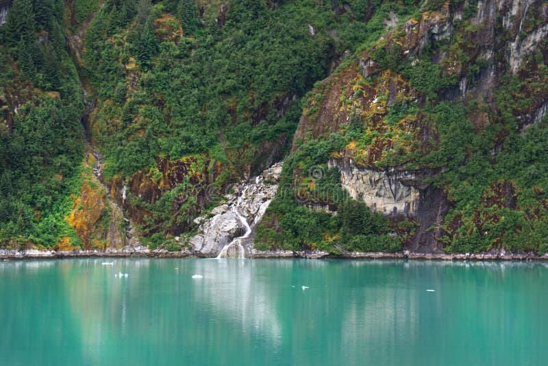 L'Alaska à l'intérieur des falaises et de la cascade de passage photographie stock L'Alaska à l'intérieur des falaises et de la cascade de passage photographie stock