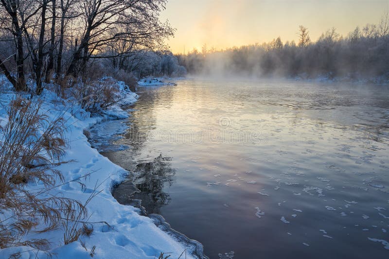 L'alba del fiume di inverno immagine stock L'alba del fiume di inverno immagine stock