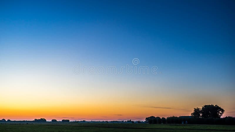 L'alba dorata dell'inverno e riscalda il cielo vuoto con l'orizzonte basso immagini stock libere da diritti L'alba dorata dell'inverno e riscalda il cielo vuoto con l'orizzonte basso immagini stock libere da diritti