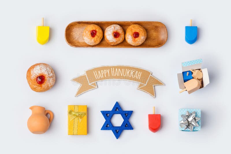 L'alimento e gli oggetti di festa di Chanukah per derisione sul modello progettano Vista da sopra immagine stock L'alimento e gli oggetti di festa di Chanukah per derisione sul modello progettano Vista da sopra immagine stock