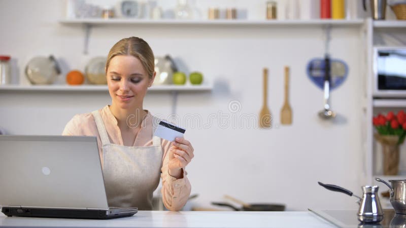 L'alimento grazioso di acquisto della ragazza online, corriere immediatamente porta l'acquisto, servizio veloce