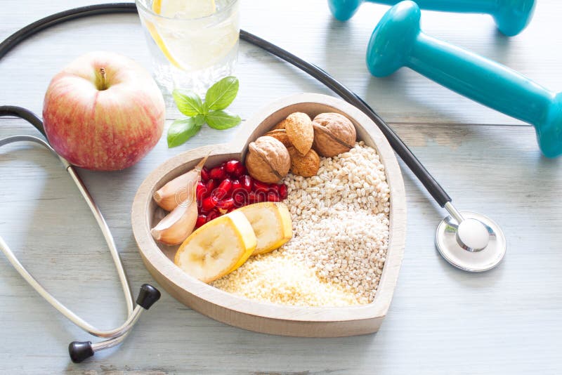 L'alimento sano nel cuore e l'acqua sono a dieta il concetto di sport immagini stock libere da diritti L'alimento sano nel cuore e l'acqua sono a dieta il concetto di sport immagini stock libere da diritti