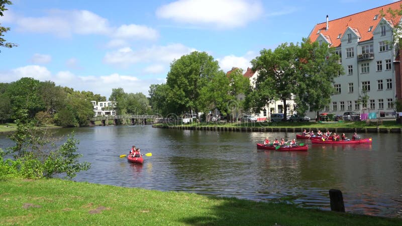 L'Allemagne en juin 2019. Vue de luebeck de la ville et les jeunes le kayak sur la rivière