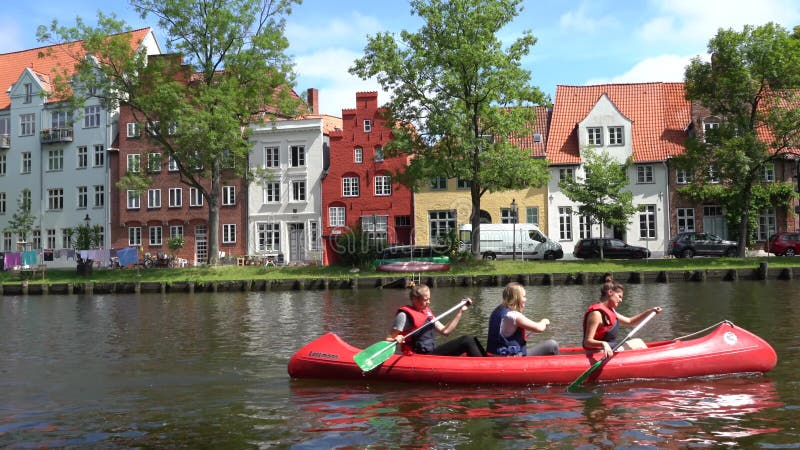 L'Allemagne en juin 2019. Vue de luebeck de la ville et les jeunes le kayak sur la rivière