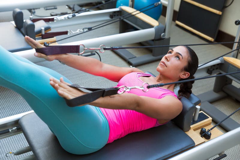 L'allenamento del riformatore di Pilates esercita la donna fotografia stock L'allenamento del riformatore di Pilates esercita la donna fotografia stock