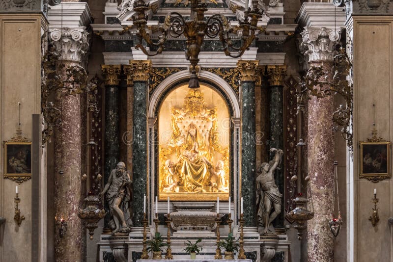 L'altare dorato del san sposa in basilica di San Zeno, Verona, Italia immagine stock libera da diritti L'altare dorato del san sposa in basilica di San Zeno, Verona, Italia immagine stock libera da diritti