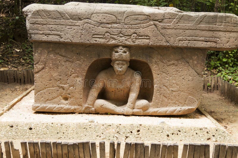 L'altare trionfale Olmec, parco di Venta della La Villahermosa, Tabasco, Messico immagine stock libera da diritti L'altare trionfale Olmec, parco di Venta della La Villahermosa, Tabasco, Messico immagine stock libera da diritti