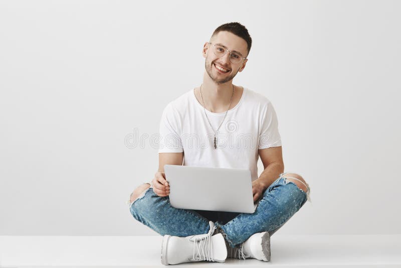 L'ami veut montrer à ses couples quelque chose dans l'ordinateur portable Portrait de jeune étudiant barbu beau dans élégant photo stock L'ami veut montrer à ses couples quelque chose dans l'ordinateur portable Portrait de jeune étudiant barbu beau dans élégant photo stock