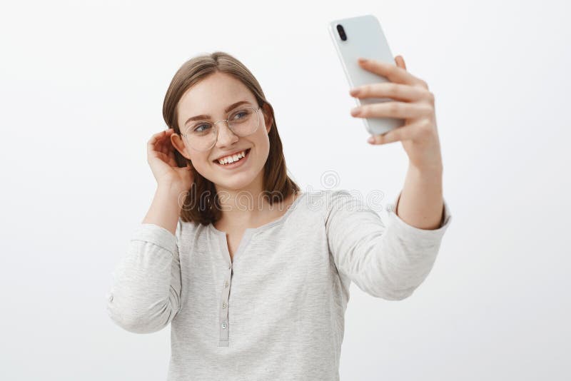 L'amica delicata sveglia che fa il selfie per inviare sopra la datazione dell'amore vero aspettante di app viene passando rapidam fotografia stock libera da diritti L'amica delicata sveglia che fa il selfie per inviare sopra la datazione dell'amore vero aspettante di app viene passando rapidam fotografia stock libera da diritti