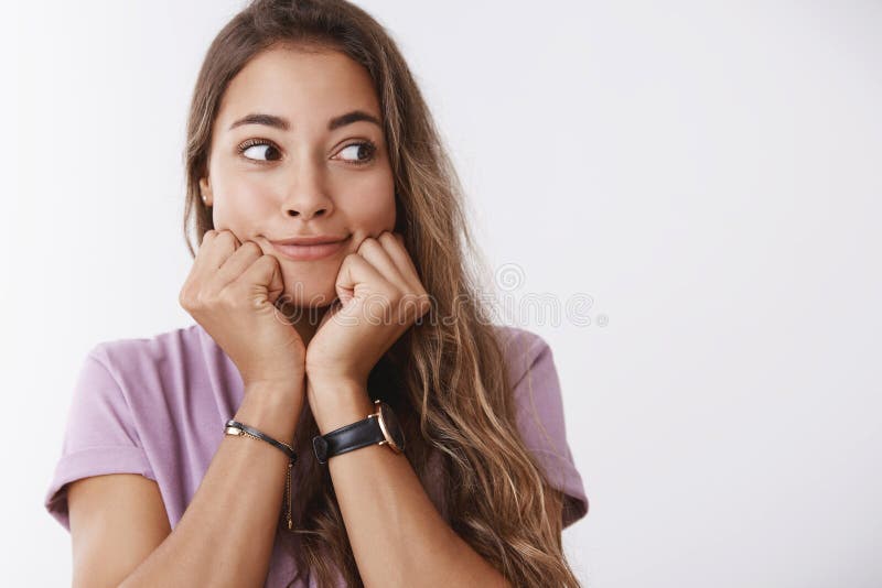 L'amie enthousiaste mignonne jetant un coup d'oeil les mains de penchement de côté amusées de tête a amusé le sourire enthousiasm photographie stock libre de droits L'amie enthousiaste mignonne jetant un coup d'oeil les mains de penchement de côté amusées de tête a amusé le sourire enthousiasm photographie stock libre de droits