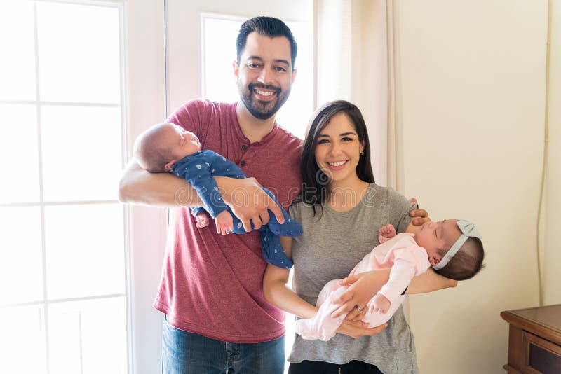 L'amore è una nuova aggiunta alla famiglia immagini stock libere da diritti L'amore è una nuova aggiunta alla famiglia immagini stock libere da diritti