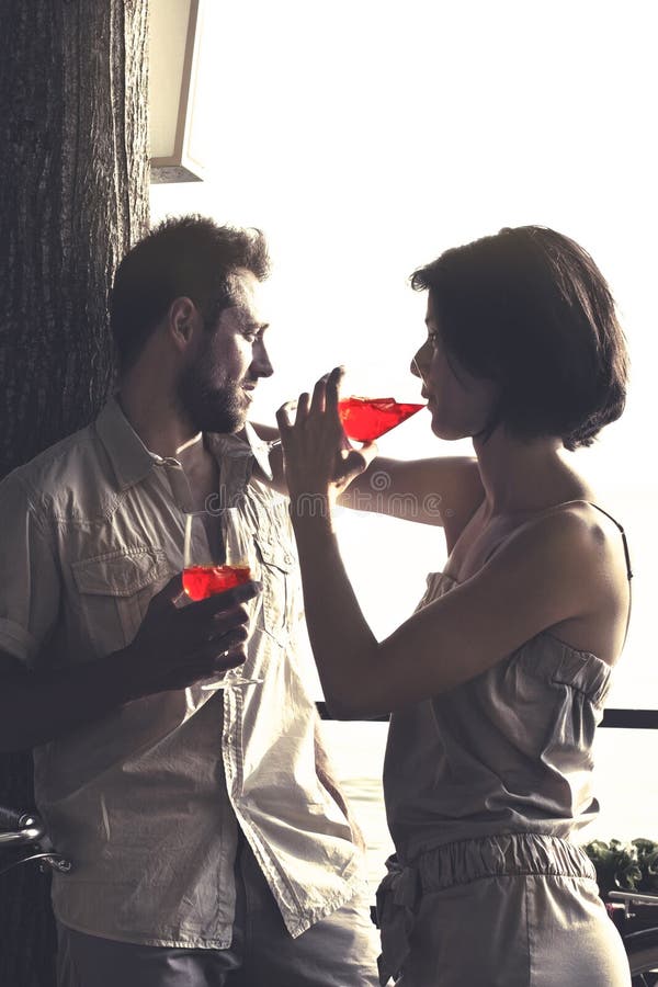 L'amour de Couplein ayant spritz le temps dans une terrasse image libre de droits L'amour de Couplein ayant spritz le temps dans une terrasse image libre de droits