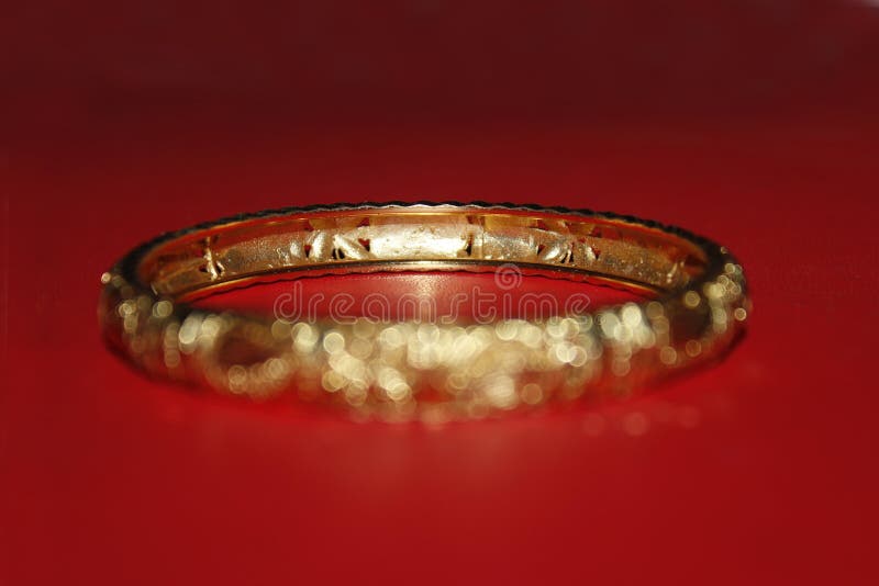 L'anello della mano ha offuscato il fondo rosso fotografia stock libera da diritti L'anello della mano ha offuscato il fondo rosso fotografia stock libera da diritti
