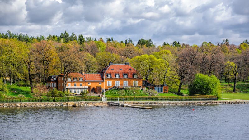 L'anglais manillais de Nedre de villa grande : Abaissez manillais par l'architecte Ragnar Ostberg sur l'île de Djurgarden à Stock image libre de droits L'anglais manillais de Nedre de villa grande : Abaissez manillais par l'architecte Ragnar Ostberg sur l'île de Djurgarden à Stock image libre de droits