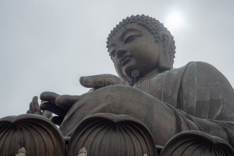 L'angle faible de Tian bronzent le grand Bouddha à Hong Kong sur le fond de ciel de nuages photographie stock L'angle faible de Tian bronzent le grand Bouddha à Hong Kong sur le fond de ciel de nuages photographie stock