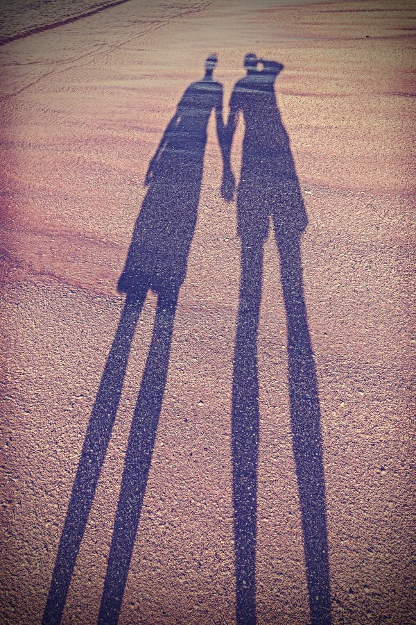 L'annata ha stilizzato l'immagine dell'ombra della coppia sulla spiaggia