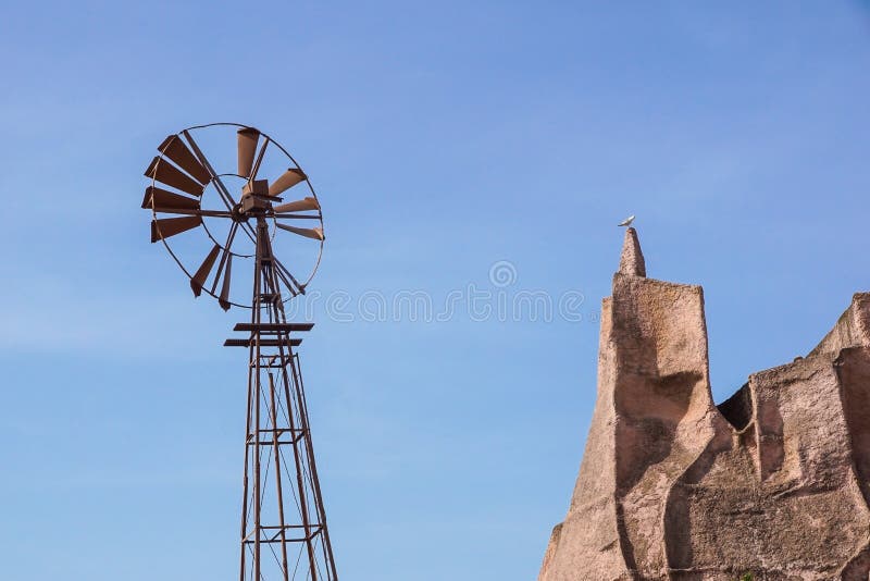 L'annata ha tonificato la foto di vecchia torre occidentale del mulino a vento, simbolo ad ovest selvaggio americano fotografie stock L'annata ha tonificato la foto di vecchia torre occidentale del mulino a vento, simbolo ad ovest selvaggio americano fotografie stock