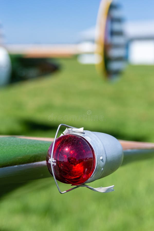 L'annata rossa la luce di navigazione di aviazione di parte di sinistra sull'estremità alare fotografia stock libera da diritti L'annata rossa la luce di navigazione di aviazione di parte di sinistra sull'estremità alare fotografia stock libera da diritti