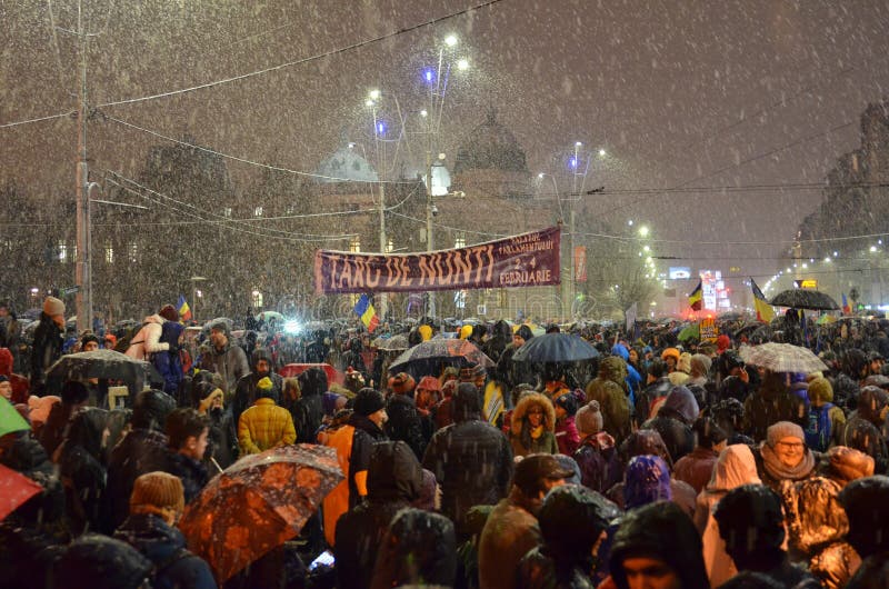 L'anti governo protesta a Bucarest in tempo inclemente L'anti governo protesta a Bucarest in tempo inclemente