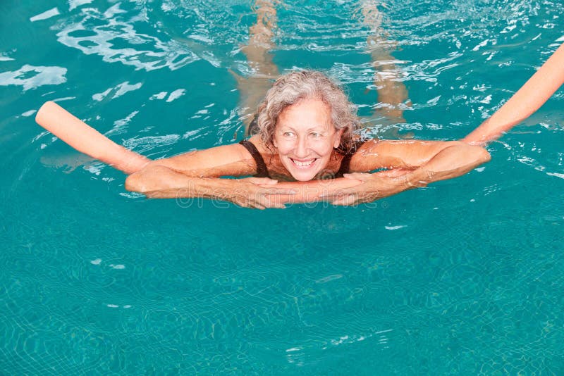 L'anziano nella piscina sta facendo la forma fisica dell'acqua