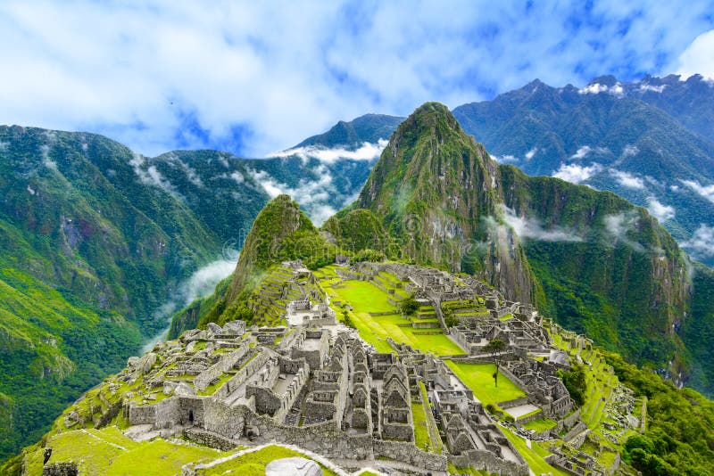L'aperçu de Machu Picchu, terrasses d'agriculture et le Wayna Picchu font une pointe à l'arrière-plan image libre de droits L'aperçu de Machu Picchu, terrasses d'agriculture et le Wayna Picchu font une pointe à l'arrière-plan image libre de droits