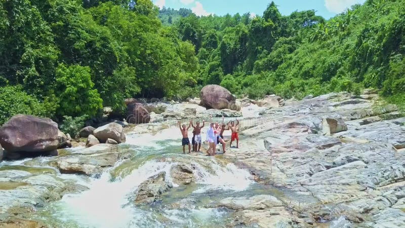 L'appareil-photo enlève des enfants asiatiques se tenant dans le courant