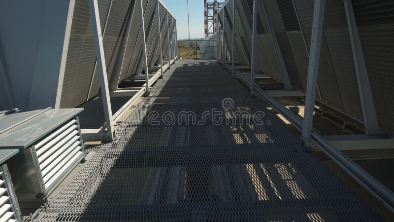 L'appareil-photo se déplace entre les rangées de l'équipement du système de ventilation Sur le toit d'un bâtiment industriel a a banque de vidéos