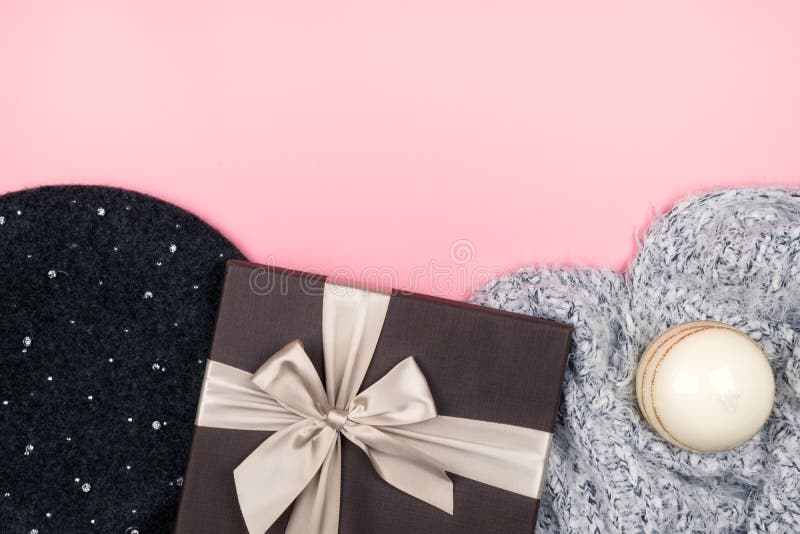 L'appartement confortable s'étendent avec les vêtements, le boîte-cadeau et une bougie photos stock L'appartement confortable s'étendent avec les vêtements, le boîte-cadeau et une bougie photos stock