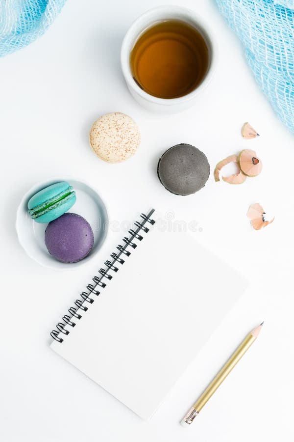 L'appartement de vue supérieure étendent la maquette blanche vide de carnet avec les macarons et la tasse de thé Art, écrivant le images stock L'appartement de vue supérieure étendent la maquette blanche vide de carnet avec les macarons et la tasse de thé Art, écrivant le images stock