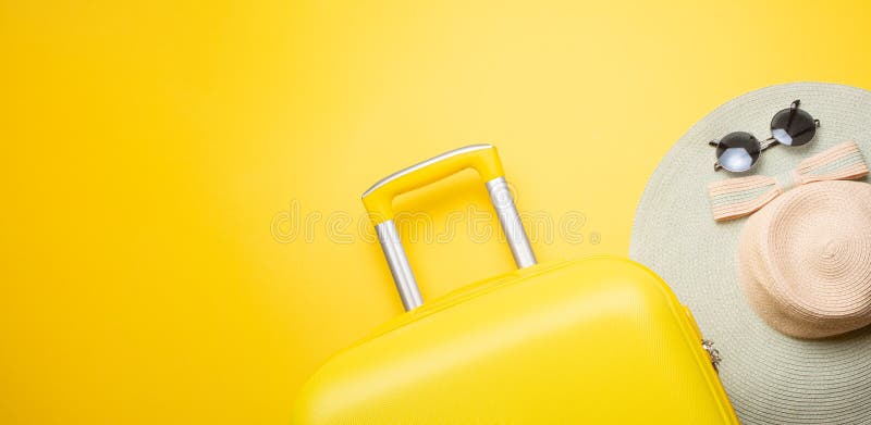 L'appartement étendent une valise jaune avec des accessoires pour détendre sur un fond jaune Concept de voyage, repos et détente photo libre de droits L'appartement étendent une valise jaune avec des accessoires pour détendre sur un fond jaune Concept de voyage, repos et détente photo libre de droits