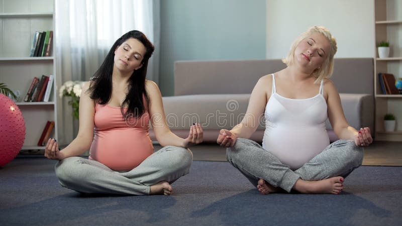 L'apprendimento incinto delle signore respira profondamente, preparando per il lavoro, maternità felice fotografia stock L'apprendimento incinto delle signore respira profondamente, preparando per il lavoro, maternità felice fotografia stock