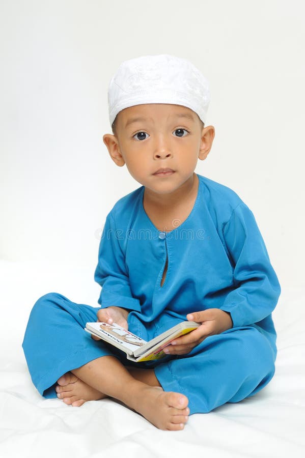 l'apprentissage islamique d'enfants étaient image libre de droits l'apprentissage islamique d'enfants étaient image libre de droits