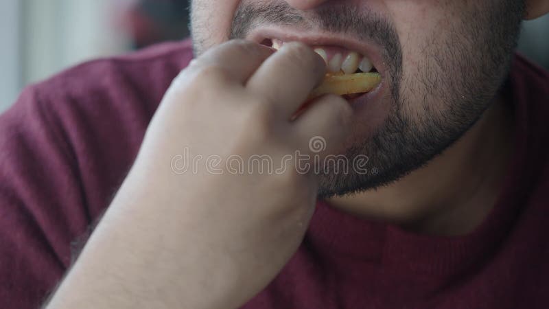 L'après-midi, vous pourrez déguster des frites dans un café confortable banque de vidéos