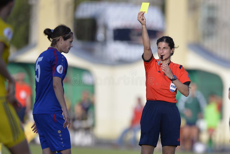L'arbitre féminin du football, Riem Hussein montre la carte jaune images stock L'arbitre féminin du football, Riem Hussein montre la carte jaune images stock