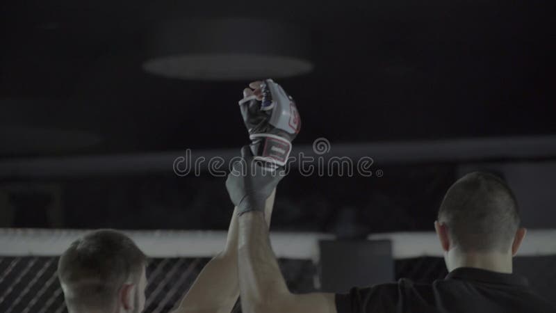 L'arbitre lève la main du gagnant dans l'octogone de MMA Kiev Ukraine