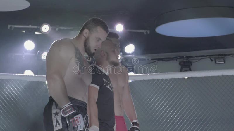 L'arbitre lève la main du gagnant dans l'octogone de MMA Mouvement lent Kiev Ukraine