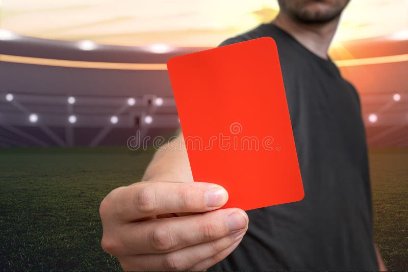 L'arbitro sta mostrando il cartellino rosso come pena per un fallo in stadio di calcio